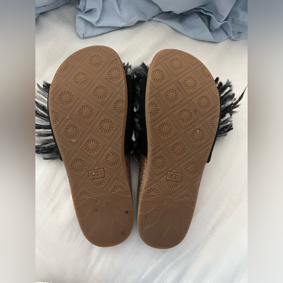 UGG | Cindy Yarn Pom Fringe Sandal Flat Slide | Size 7.5 - Picture 3 of 5